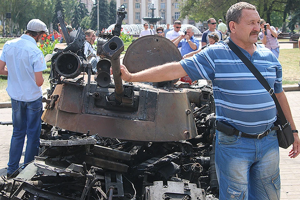 Жители Донецка фотографируются на фоне уничтоженной украинской бронетехники.