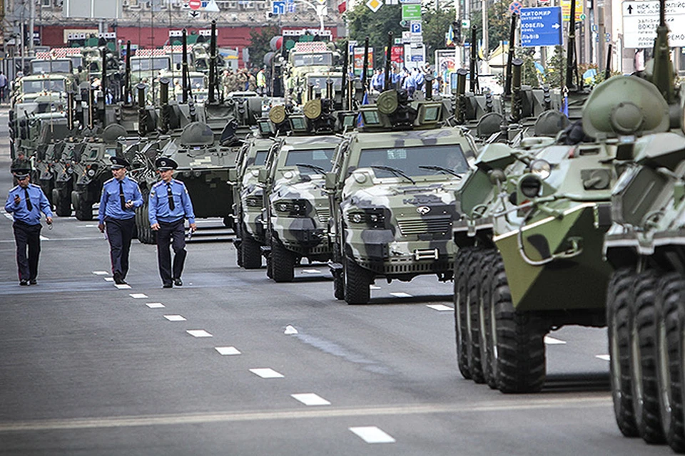 Бронетехника украинской армии на параде в честь Дня независимости страны. ФОТО: Олег ТЕРЕЩЕНКО