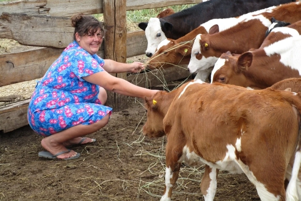 Ольга пока ходит на ферму не работать, а привыкать к своим подопечным. Фото: Екатерина Малинина