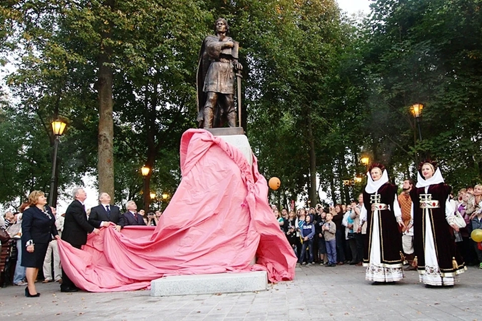 В Заславле открыли памятник Изяславу.
