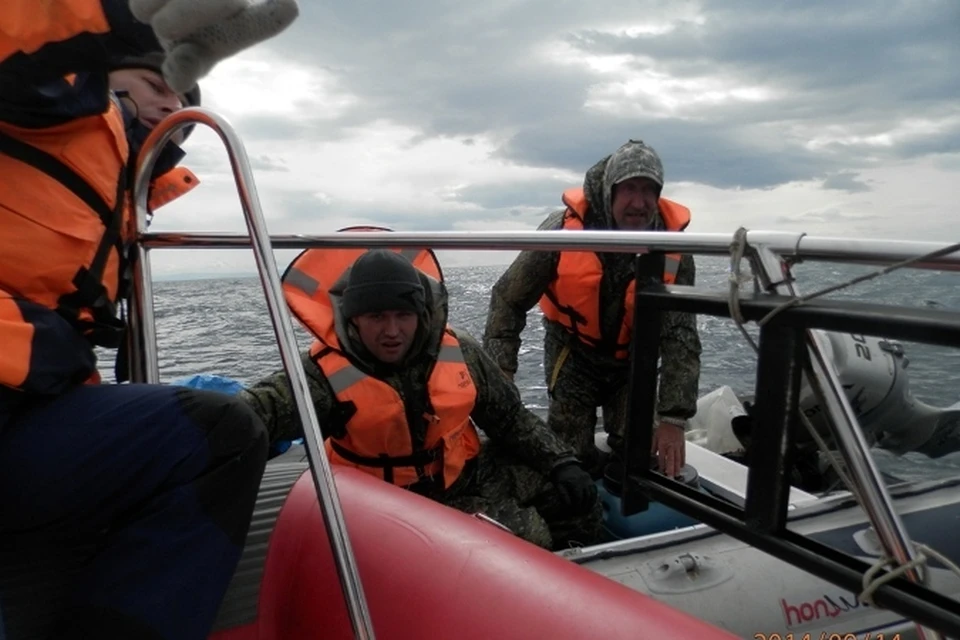 22 часа во время шторма в резиновой лодке провели терпящие бедствие посреди Байкала. Фото: пресс-служба ГУ МЧС по Иркутской области