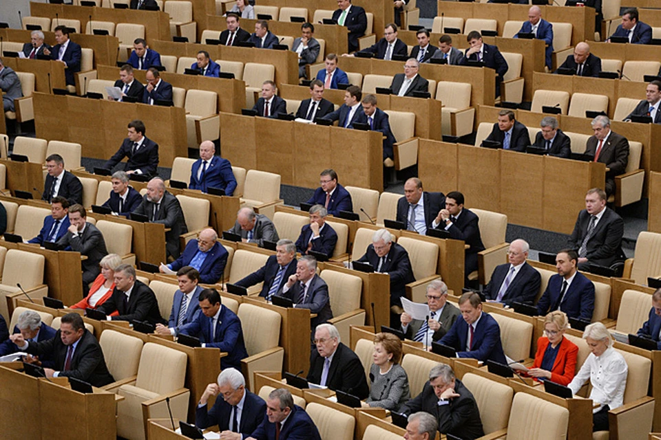 На своем первом пленарном заседании в осенней сессии депутаты Госдумы рассмотрели около 40 различных вопросов