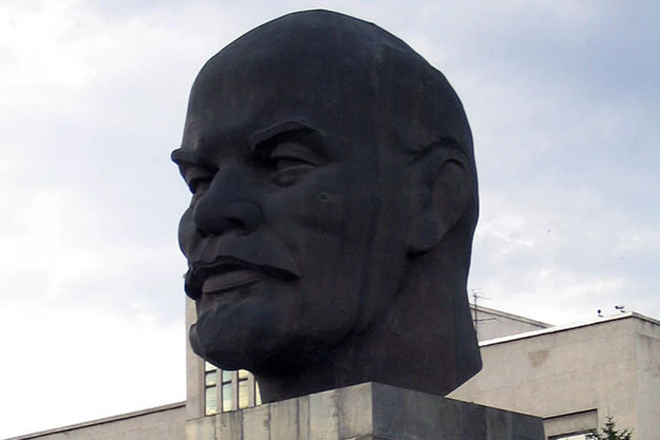 На знаменитую голову Ленина в Бурятии хотят надеть шапку.