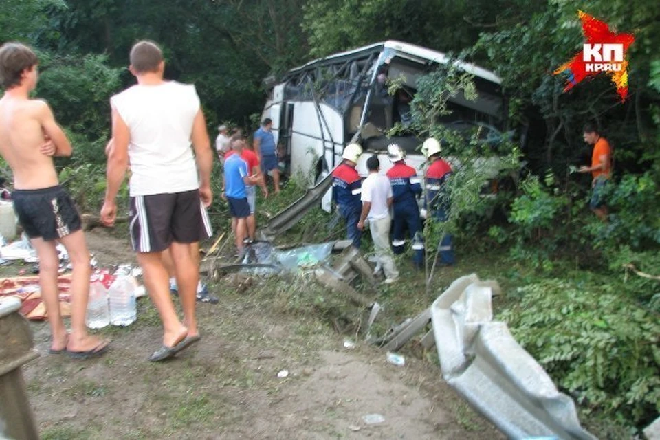 В перевернувшемся автобусе находилось 35 детей. ФОТО: ГУ МЧС по краю
