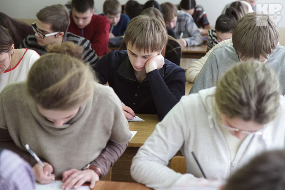 Скандал в Иркутской области: в школьных библиотеках лежат нераспакованные стопки учебников, а ученикам их не выдали