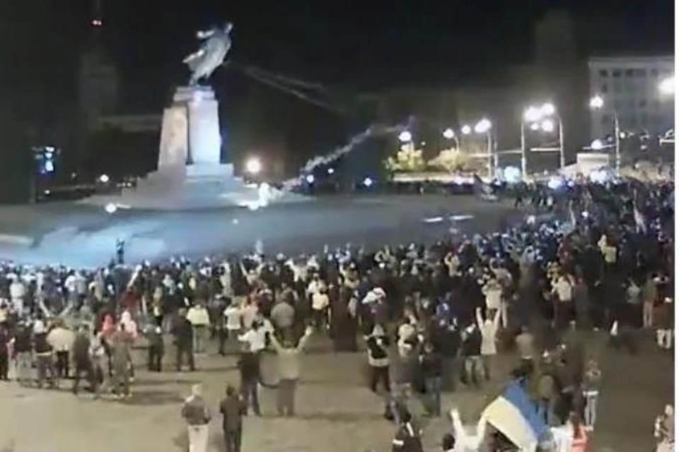 Момент падения памятника Ленину в Харькове. Кадр видео