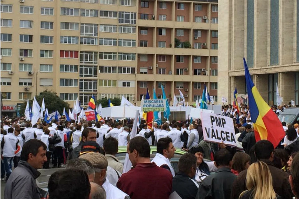 Митинг у стен парламента в Бухаресте. Фото предоставлено пресс-службой кандидата в президенты Румынии Елены Удря.