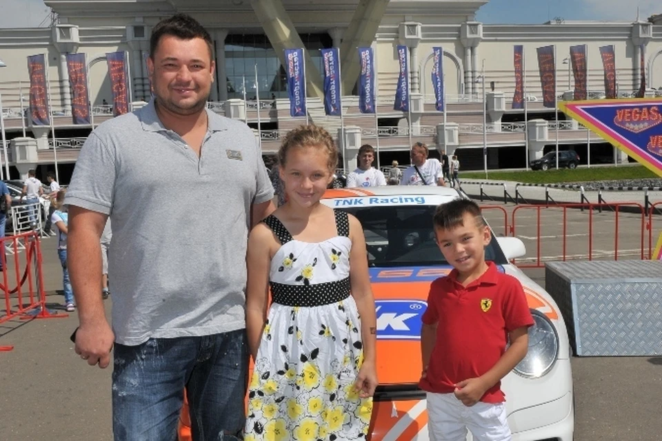Сергей Жуков с дочкой Вероникой и сыном Энджелом.