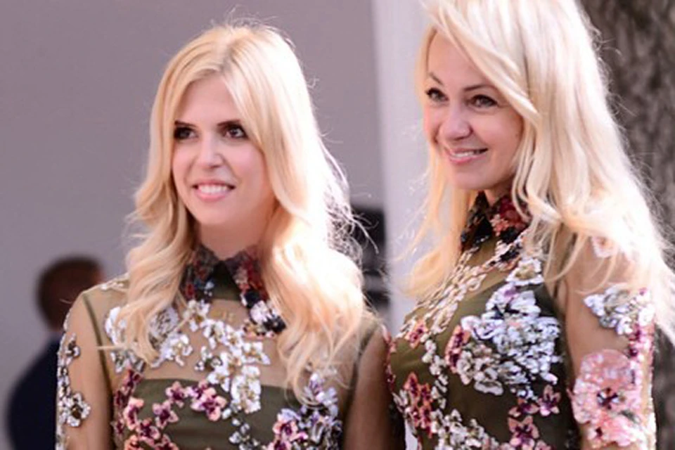 Яна Рудковская и Мария Богданович пришли на показ Valentino в одинаковых нарядах. Фото: Instagram Марии Богданович.