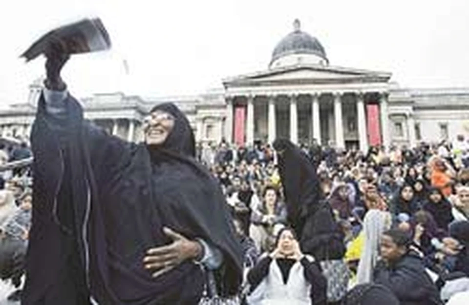 В прошлом месяце тысячи мусульман отметили окончание Рамадана прямо на Трафальгарской площади в центре Лондона. Такого британская столица еще не видала...
