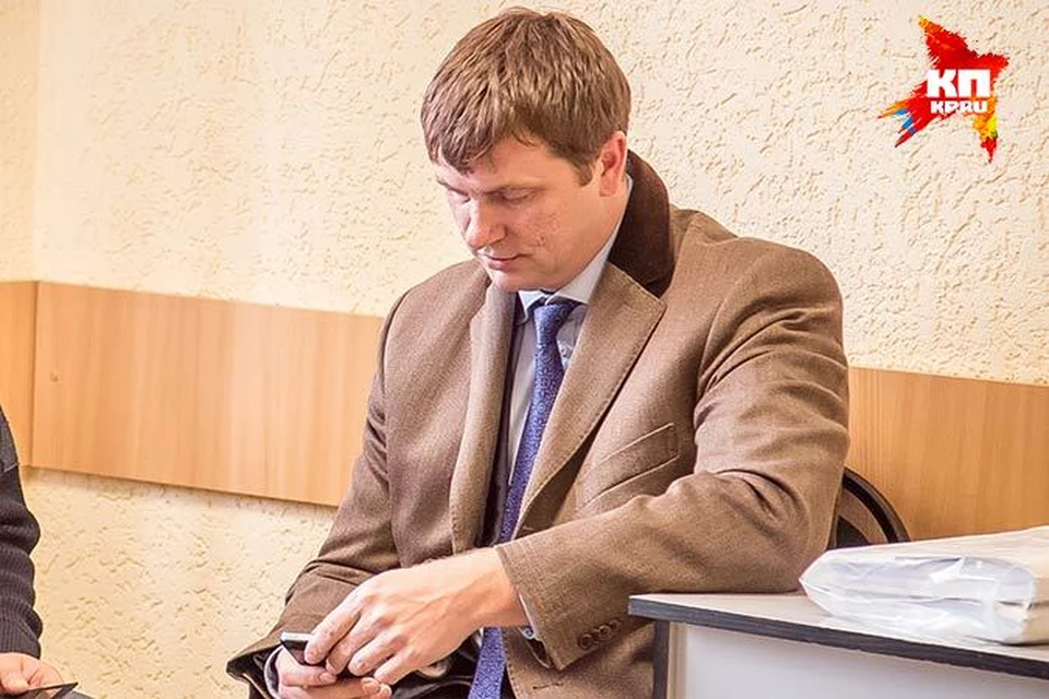 Вот с этого мобильника, если верить свидетельнице, ее шеф и отправлял ей сообщения с указаниями