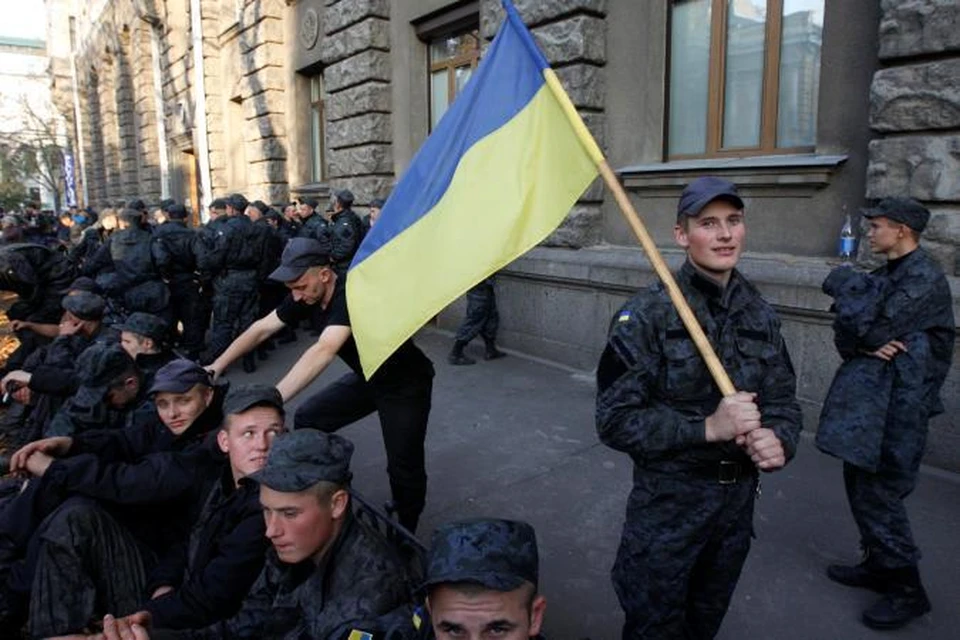 Около ста бойцов Нацгвардии продолжают митинг у администрации Порошенко в Киеве
