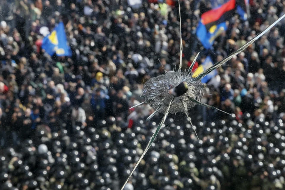 Вид из разбитого окна здания Верховной Рады Украины, 14 октября 2014 года