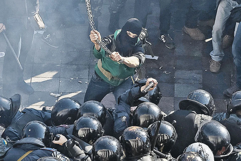 Вчерашняя атака экстремистами полицейских сил у Рады.
