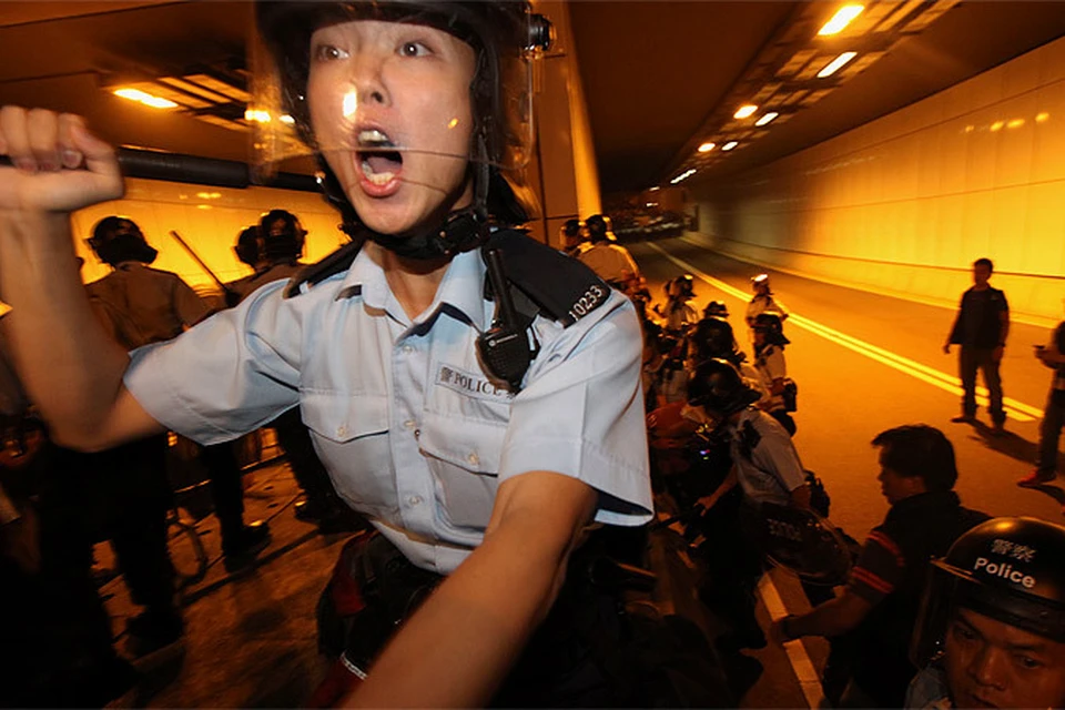 В Гонконге демонстранты пытались помешать полиции расчистить улицы от баррикад