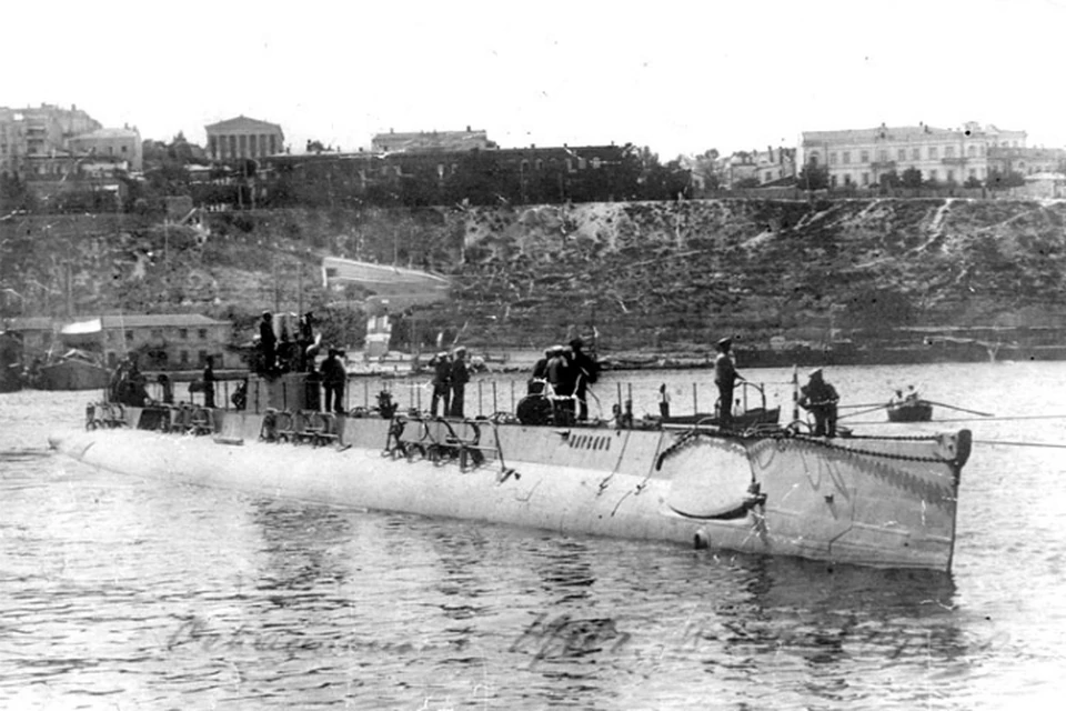 Подводная лодка проекта «Holland 31A» у берегов Севастополя. Фото: wikimedia.org