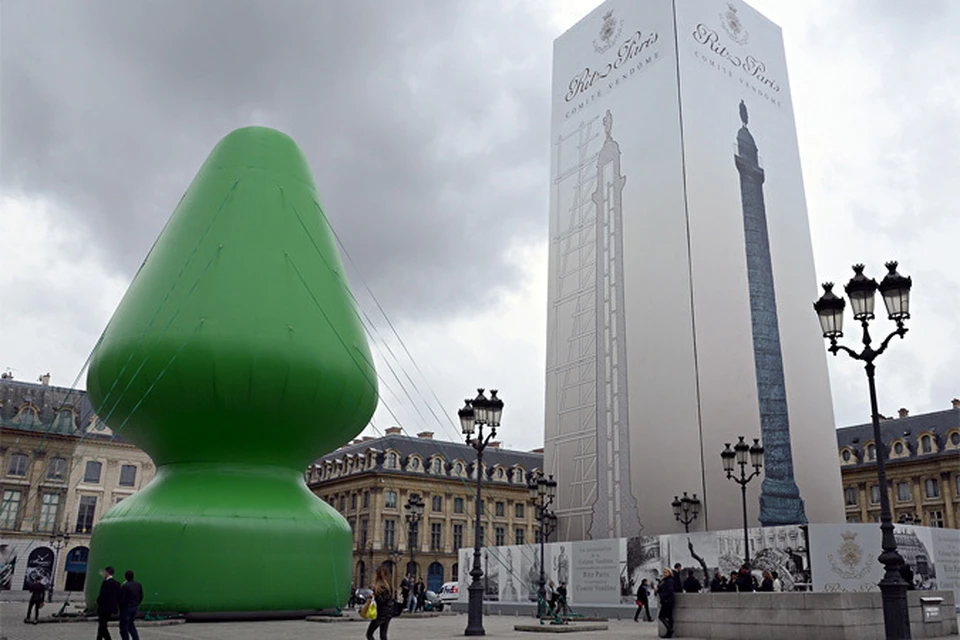 В социальных сетях тоже возмущаются: «Вандомская площадь обезображена!», «Париж унижен!»