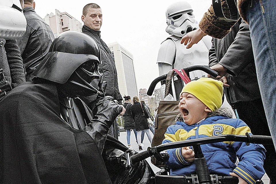 Малышам в Киеве плакать хочется от политических игр взрослых. Ну собрался чудак в маске Дарта Вейдера из «Звездных войн» попасть в Раду. А детей-то зачем пугать?