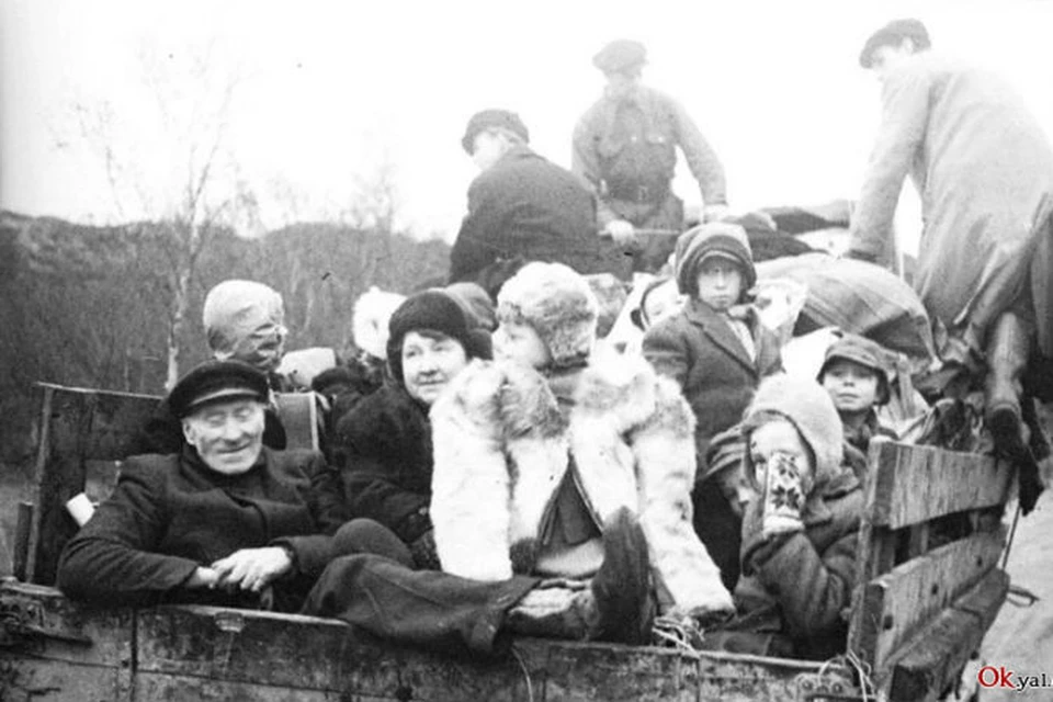 Норвежцы, пережидавшие бои в отдаленных уголках Сер-Варангера, после изгнания немцев советской армией возвращаются по домам. Фото с сайта http://ok.ya1.ru