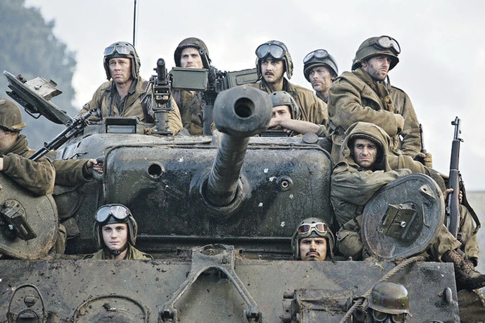 При виде Брэда Питта (крайний слева) верхом на танке так и хочется закричать «ура!» и ринуться в атаку.  Фото: кадр из фильма.