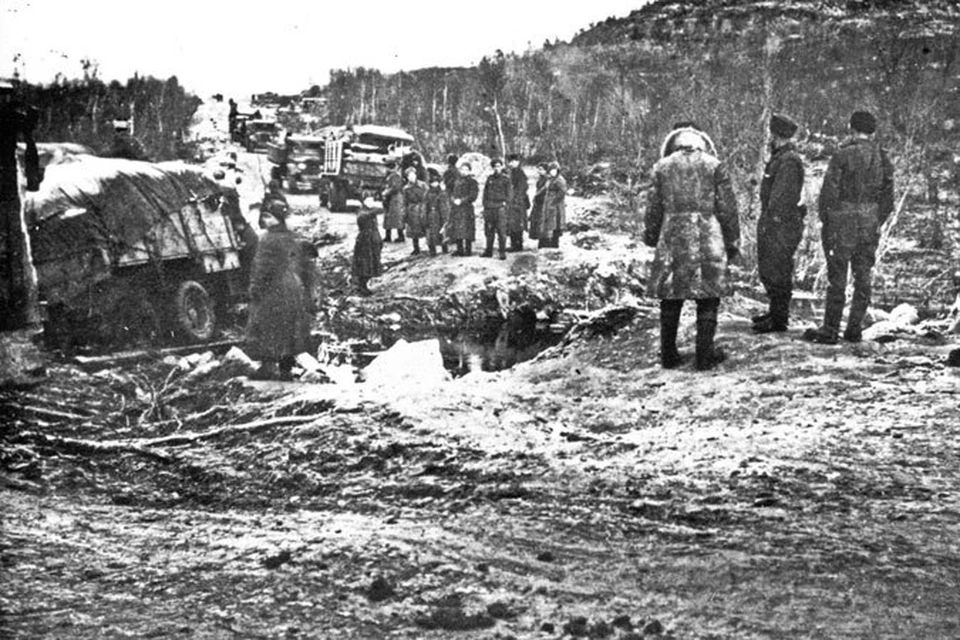 Вот по таким – заминированным и почти полностью разрушенным дорогам преследовали врага наши бойцы. На снимке: советская транспортная колонна в Сер-Варангере в начале ноября 1944 года. Фото с сайта http://lexicon.dobrohot.org