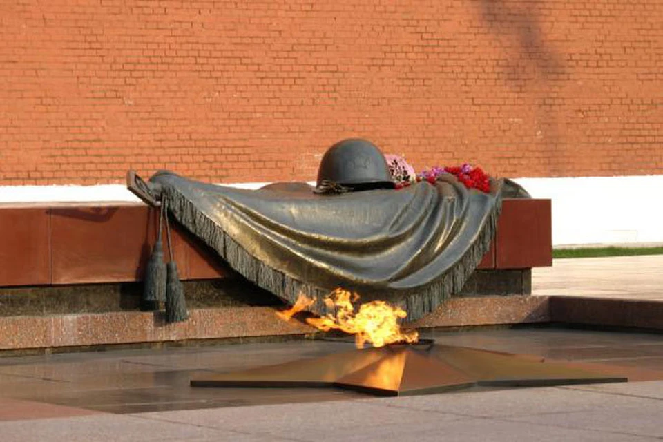 3 декабря 1966 года в знак 25-й годовщины разгрома немецких войск под Москвой прах Неизвестного Солдата был перенесен из братской могилы в Александровский сад