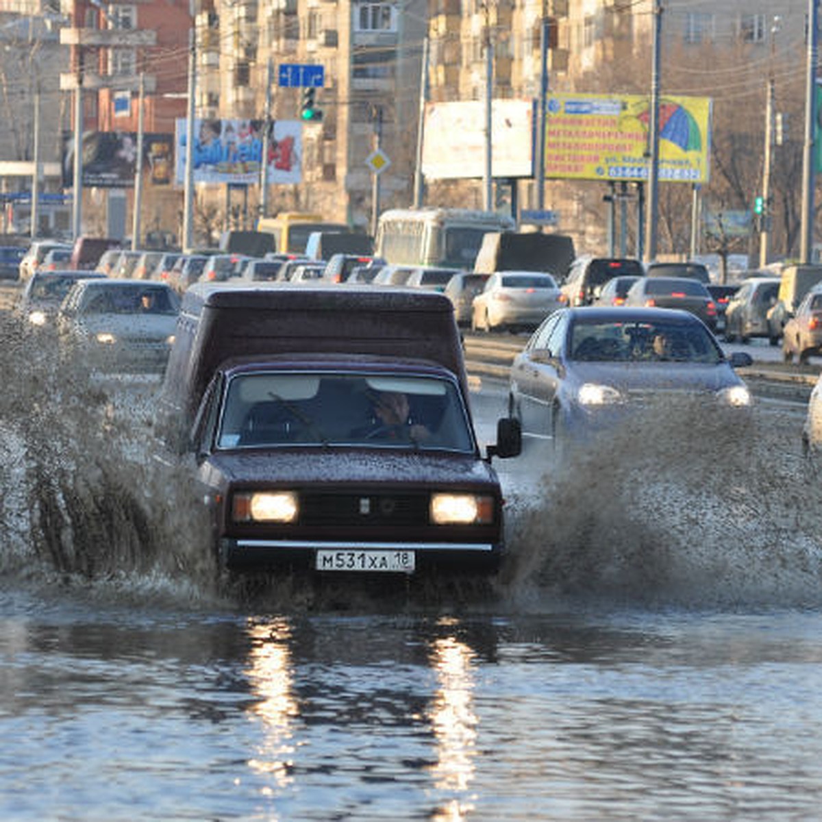 Нужно ли в Удмуртии наказывать водителя, обрызгавшего пешехода? - KP.RU