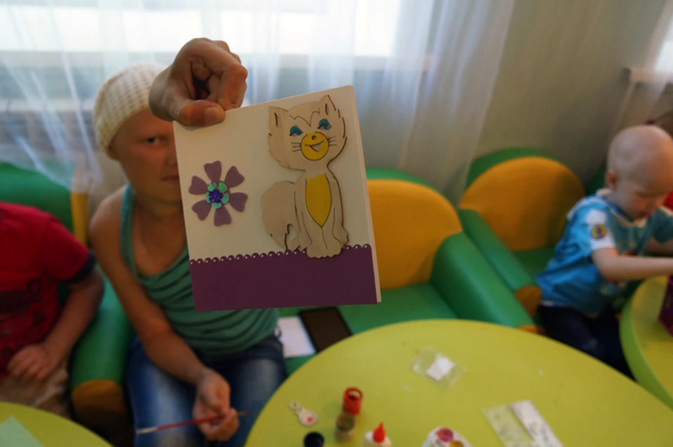 Вместе с волонтерами дети занимаются творчеством. Фото: Фонд «Защити жизнь»
