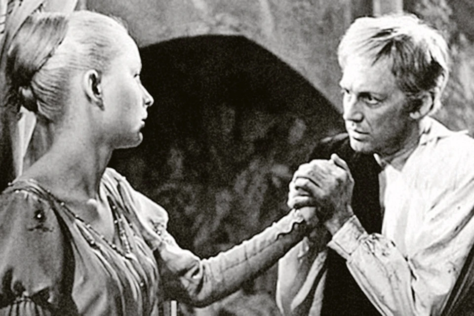 Смоктуновский - самый интеллигентный из датских принцев - с Вертинской в роли Офелии. Фото: кадр из фильма.