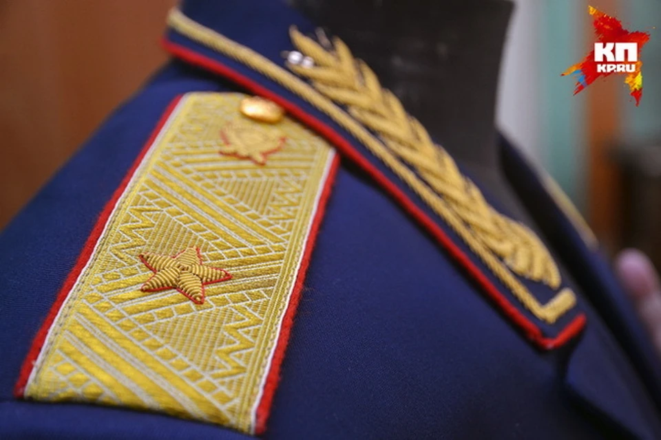 «Комсомолка» побывала в необычном ателье, где делают униформу для офицерского состава.