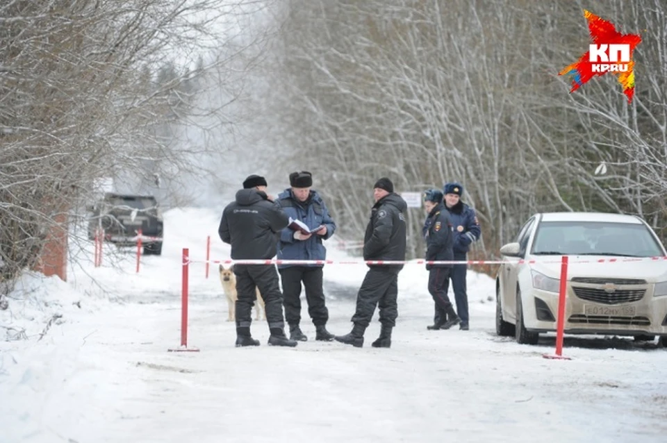 Место провала в Соликамске оцеплено. Охранники никого не пускают за ограждение