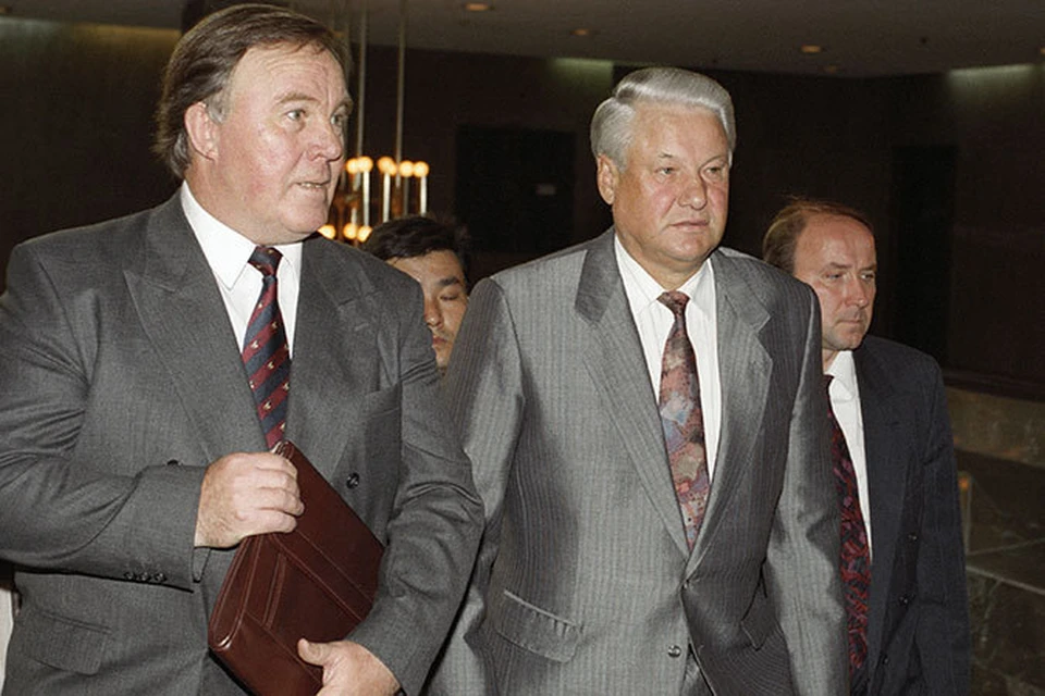 Михаил Полторанин (слева) и Борис Ельцин вместе шли  к вершинам российской власти.  После расстрела Белого дома  в октябре 1993-го их политические пути с Ельциным разошлись.