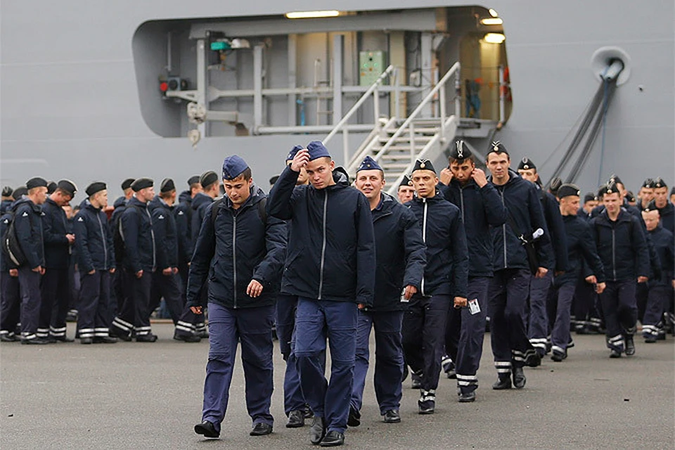 Российские моряки уже провели не один день на борту "Владивостока", осваивая новую технику