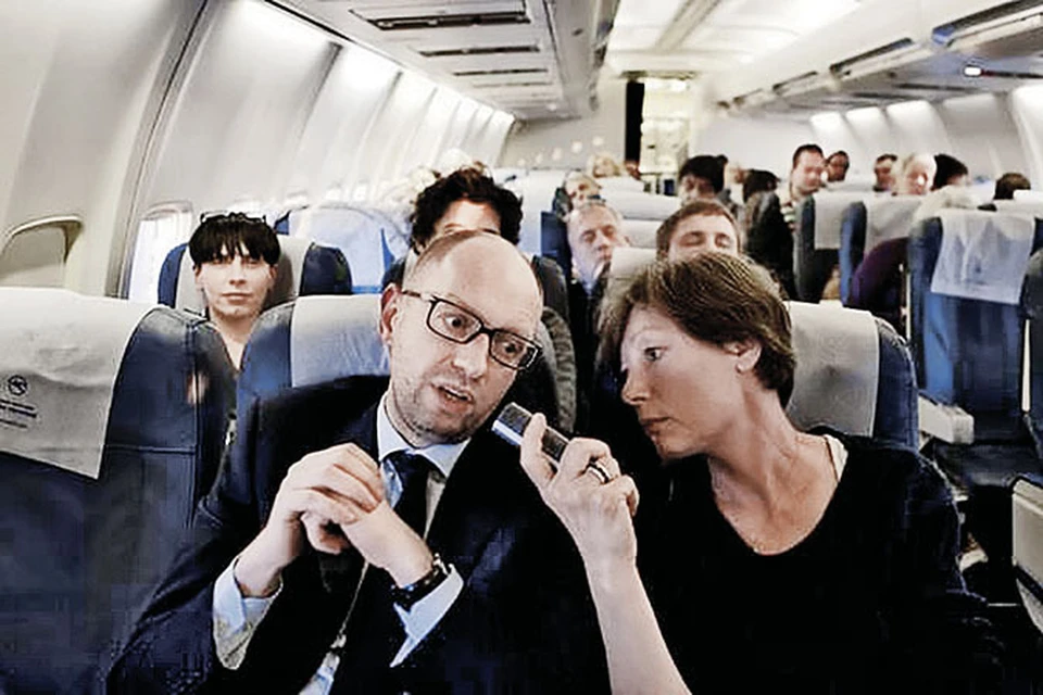 Из каждого перелета Арсений Яценюк устраивает пиар-шоу «скромный премьер в общественном транспорте». На фото: он летит эконом-классом в Брюссель и тут же дает интервью.