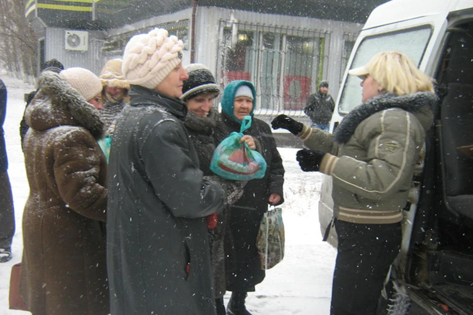 Жители города Кировское рады даже пачке каши.