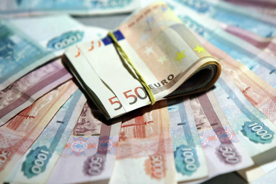 Курс евро впервые в истории пробил отметку в 70 рублей.