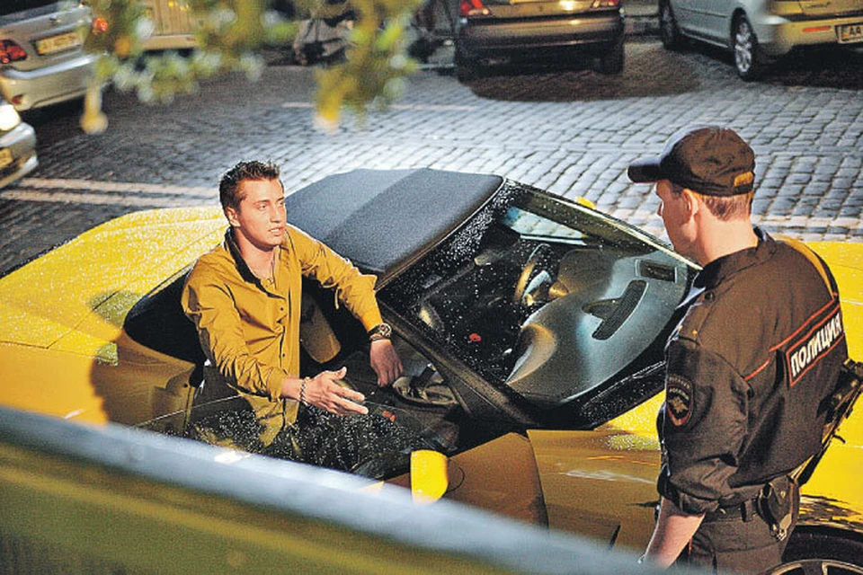 Главный герой (Павел Прилучный) подрался с полицейским, а через несколько часов стал... его коллегой. Фото: Первый канал