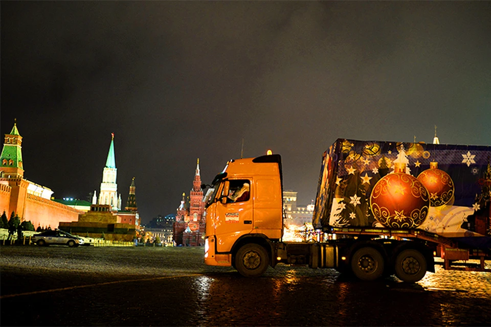 В Кремль из Подмосковья привезли главную новогоднюю ель страны