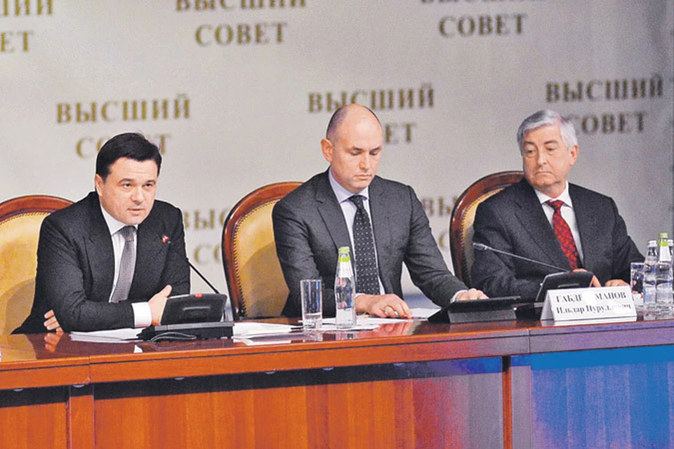Губернатор (слева) говорил о стратегии развития и награждал лучших. Фото: Валентина ФИЛИППОВА