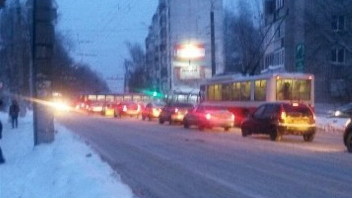 Гололед в Ижевске: автомобилисты сообщают о многочисленных пробках и ДТП на  улицах - KP.RU