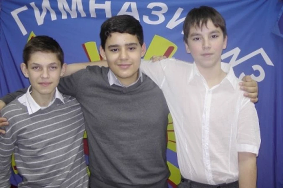 Данила, Сашу и Мишу поздравили на линейке в школе. Фото: gimnas3.ru