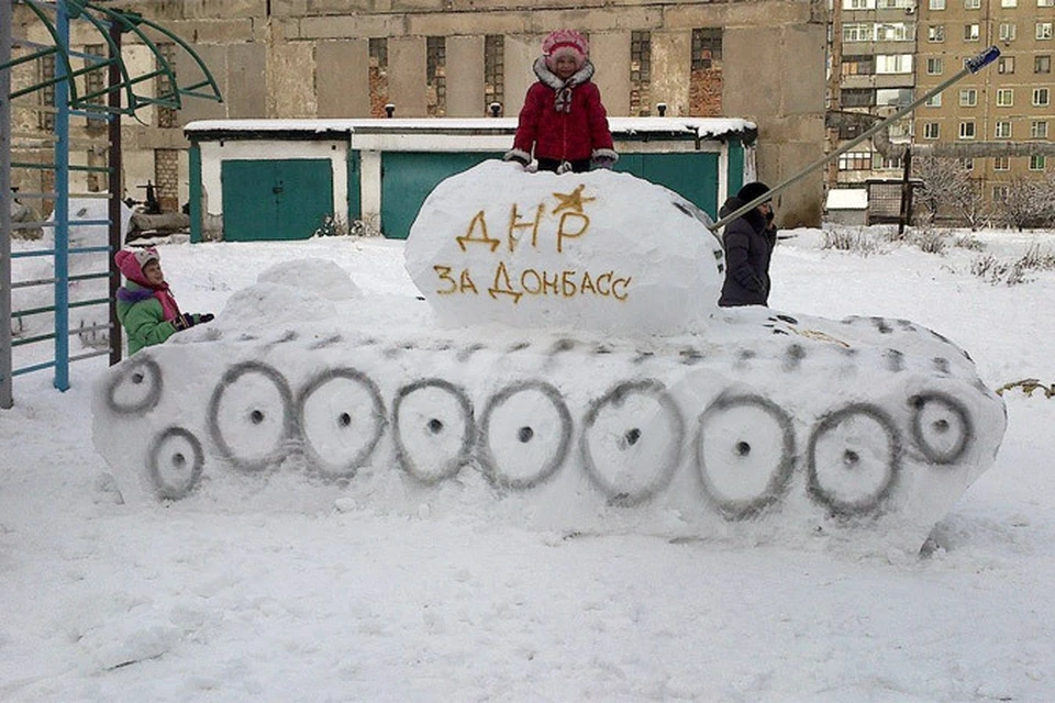 Детям в ДНР лепят снежные танки