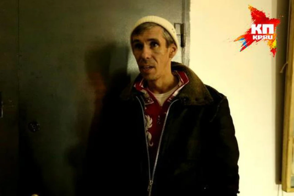 Около этих дверей актер дежурит уже пятые сутки.