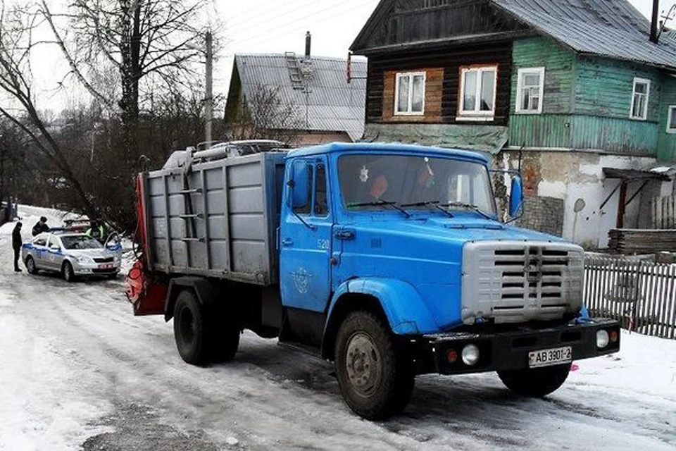 Возможно, грузчик поскользнулся и упал, а водитель его не увидел - в причинах трагедии разбираются следователи.
Фото: УСК по Витебской области.