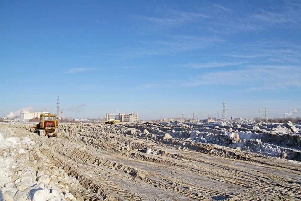 На свалке снега в Ижевске находят сотовые телефоны и госномера