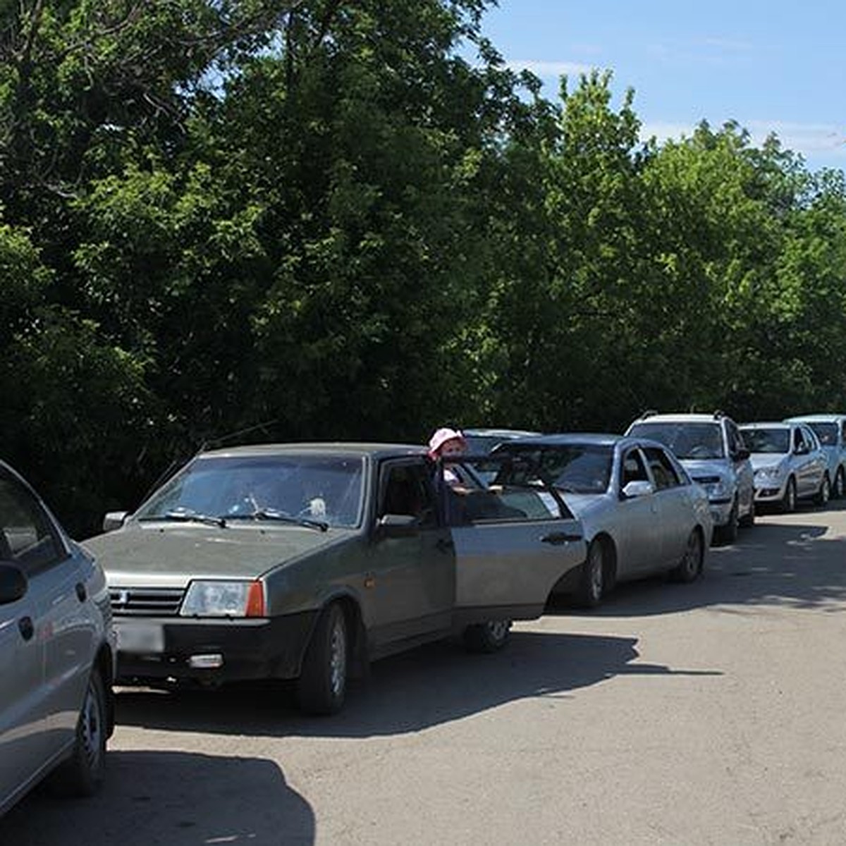 На границе Омской области с Казахстаном водители ждут в очереди до пяти  часов и устраивают потасовки - KP.RU