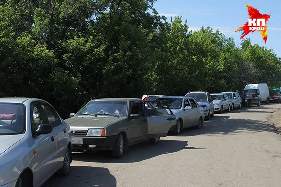 На границе Омской области с Казахстаном водители ждут в очереди до пяти часов