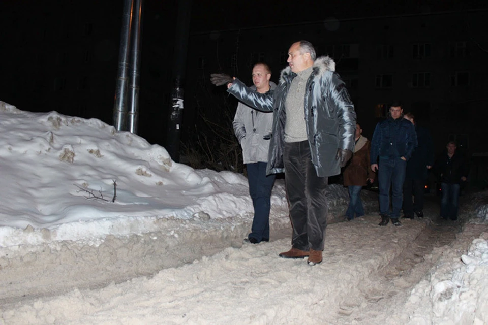 Глава администрации Нижнего Новгорода Олег Кондрашов ночью проверял качество уборки дворов и дорог города.