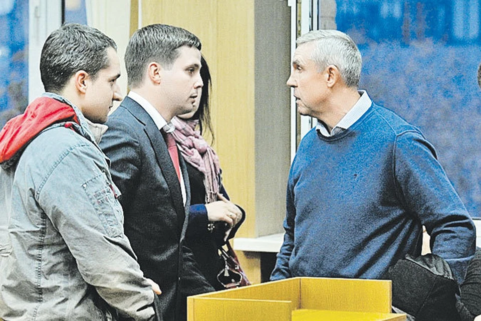 Антон Вахонин (слева в костюме и красном галстуке) обратился в Мещанский суд, чтобы выжать деньги из Анатолия Шеварова (справа в синем джемпере).