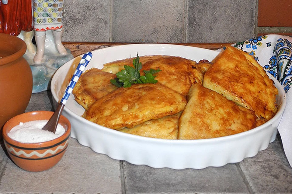 Бендерики — чисто украинское блюдо: треугольные блинчики с мясной начинкой из сырого фарша, разновидность бурито.